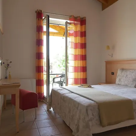 מלון דירות Alice 3*